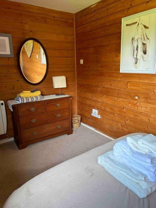 Wooden Cottage With Lake View Enniskillen Exterior foto